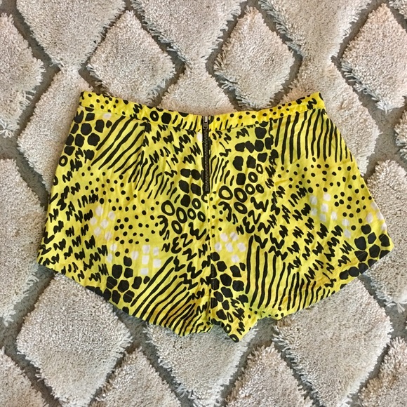 SOLD‼️ Vans high waisted shorts 🐯 fun print 🐯 - Picture 2 of 6